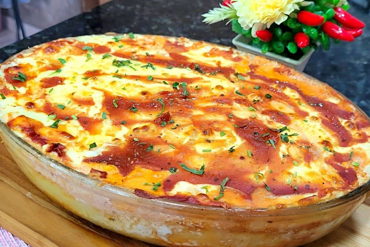 Mandioca recheada no forno com queijo e presunto deliciosa e muito fácil de fazer