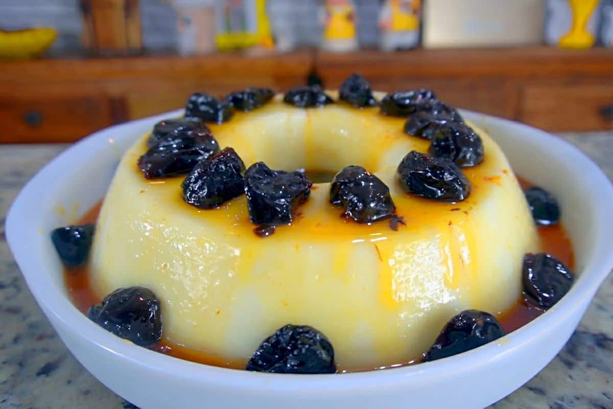 Manjar dos deuses uma sobremesa de coco com ameixa simples e prática de preparar