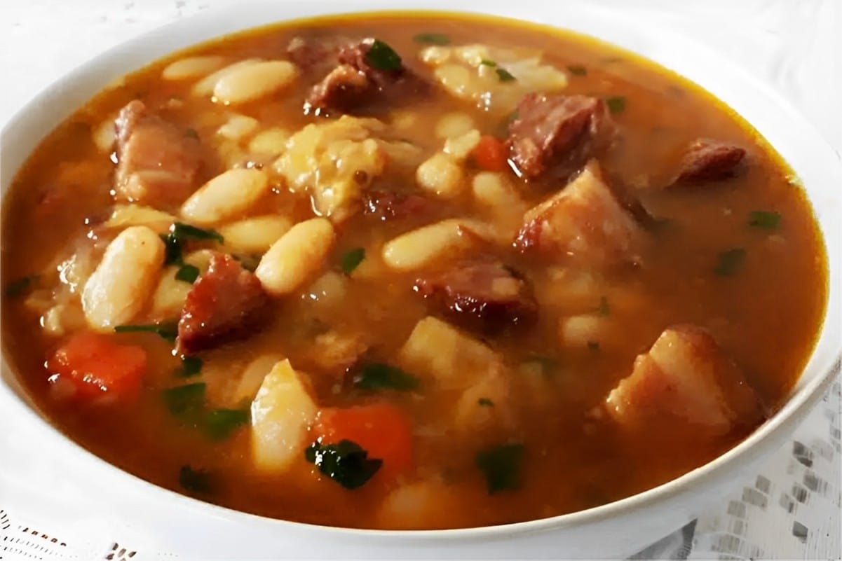 Mocotó com feijão branco delicioso suculento e perfeito para aquecer as noites de inverno