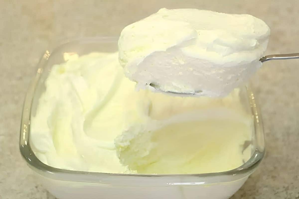 Mousse de leite ninho leve e aerada para rechear e cobrir bolos ou servir na sobremesa