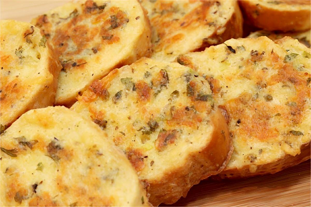 É essa receita com pão amanhecido que faço sempre e todos na minha casa adoram