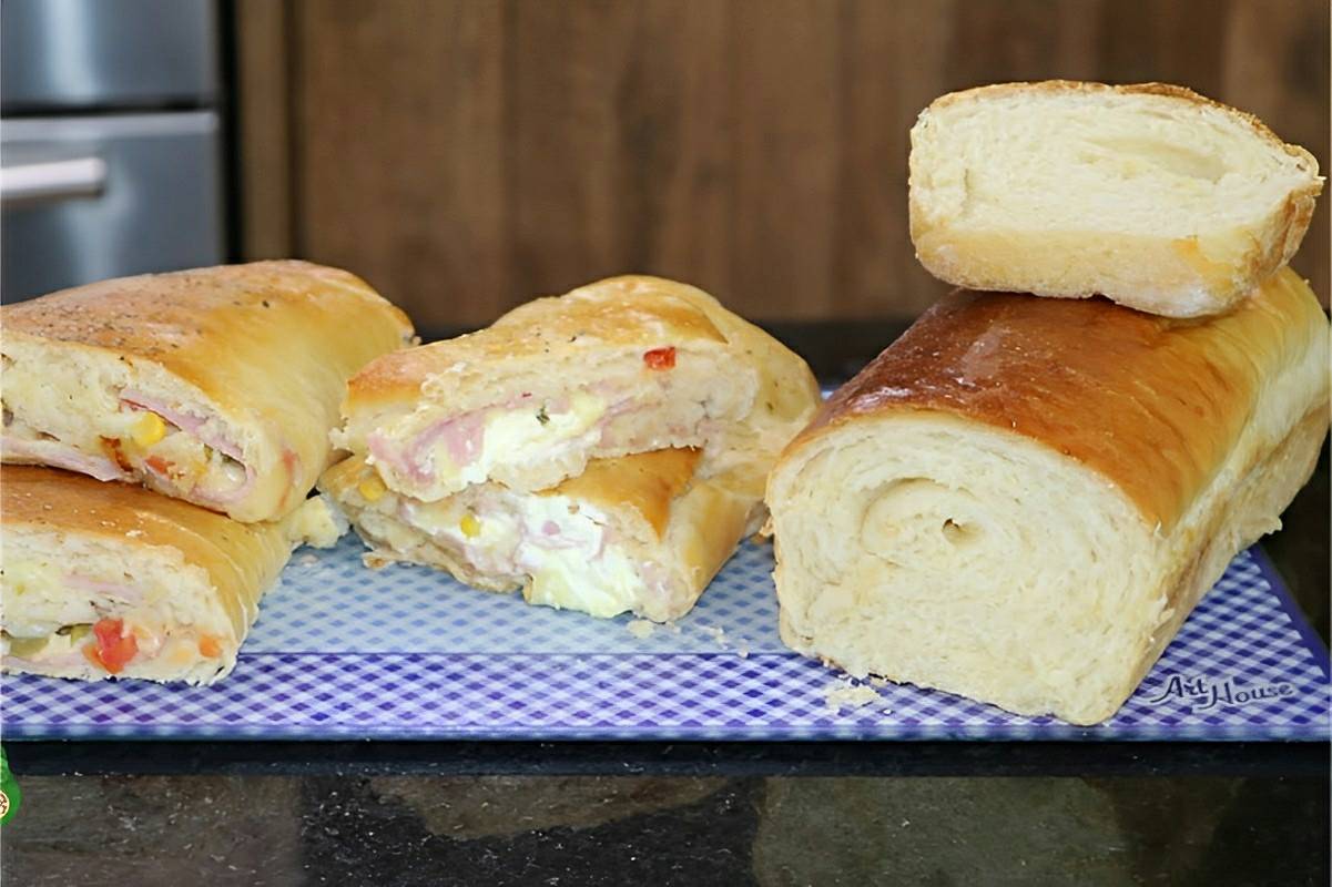 Pão caseiro recheado com presunto e queijo delicioso e perfeito para o lanche de toda a família
