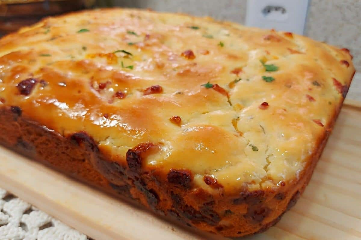 Pão de batata na forma recheado com queijo tão macio e fofinho que derrete na boca
