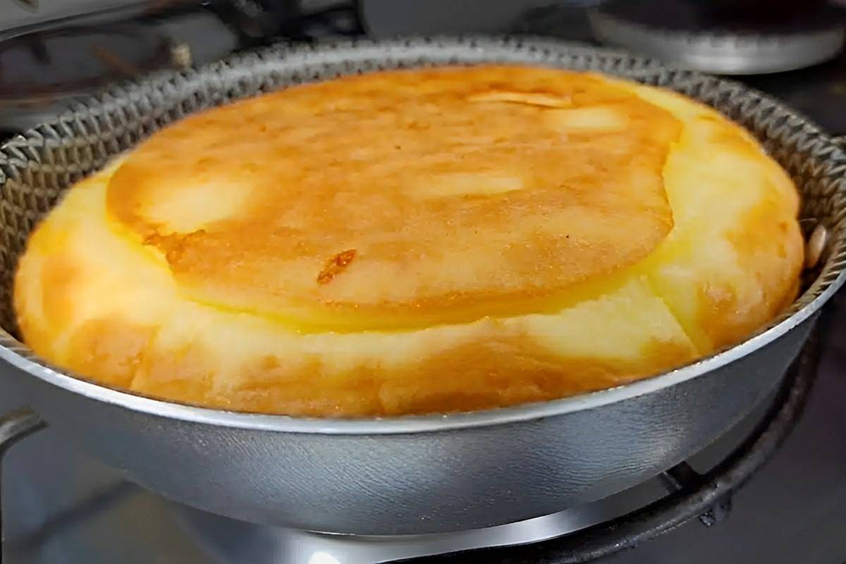 Fiz um pão de frigideira delicioso para o café da manhã usando apenas 1 ovo