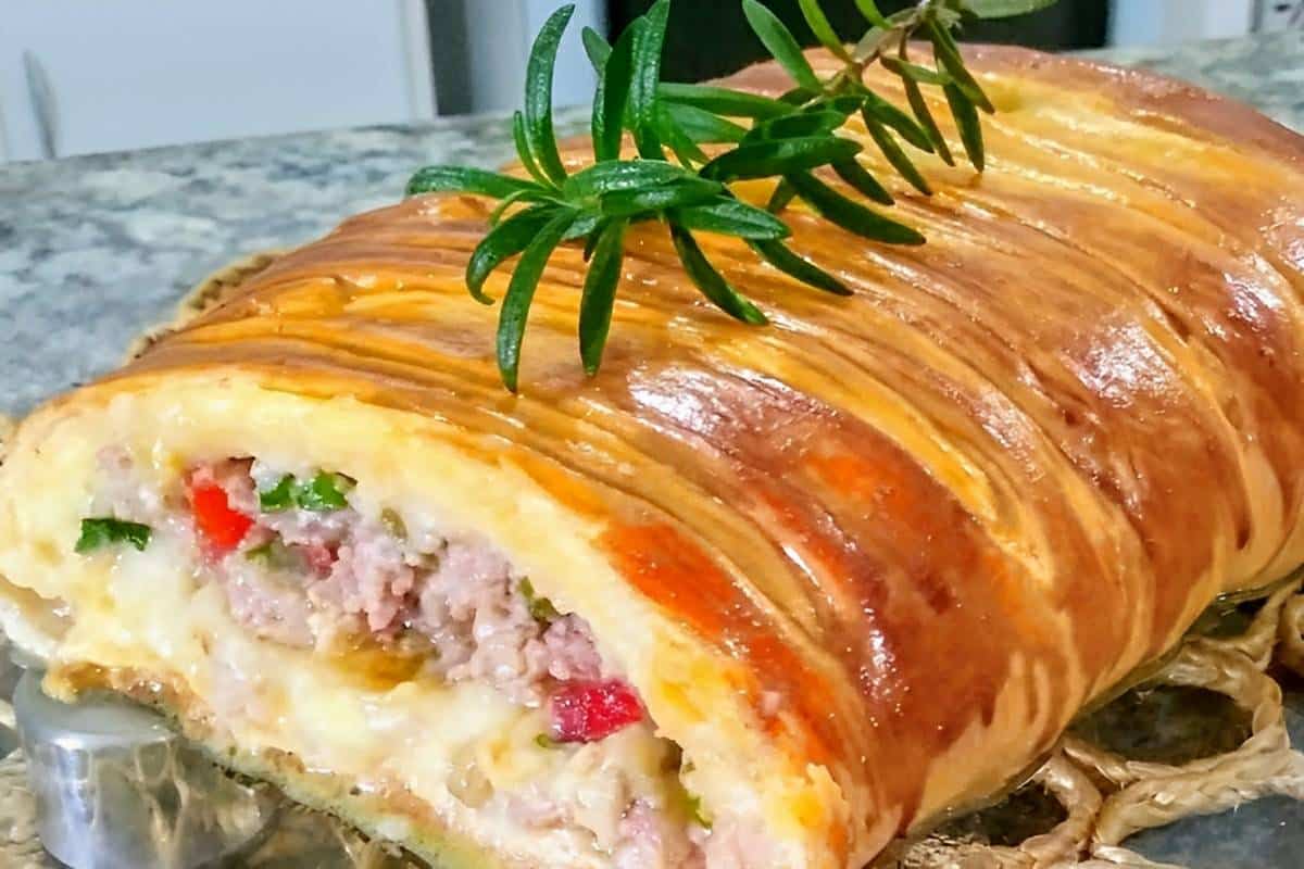 Pão de linguiça com recheio bem molhadinho e saboroso o melhor lanche para o seu feriado