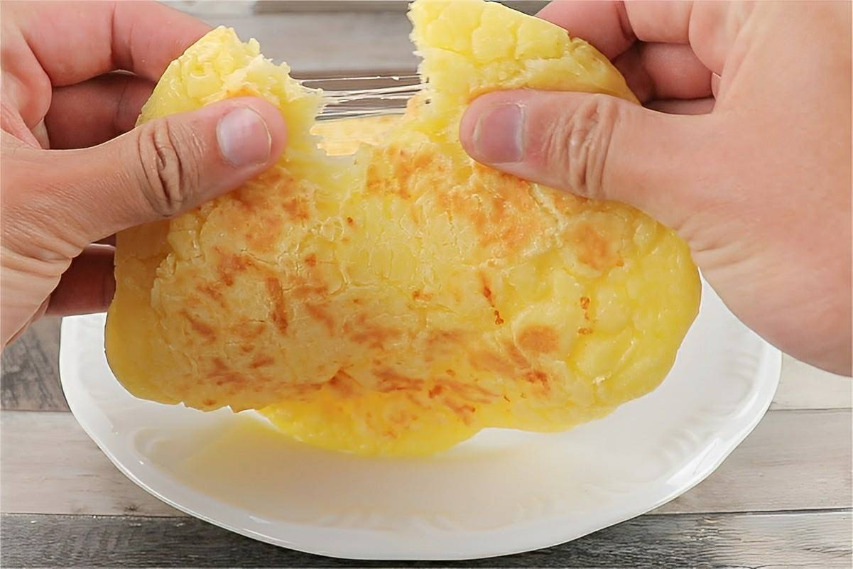 Pão de queijo de frigideira um lanchinho delicioso e que fica pronto rapidinho