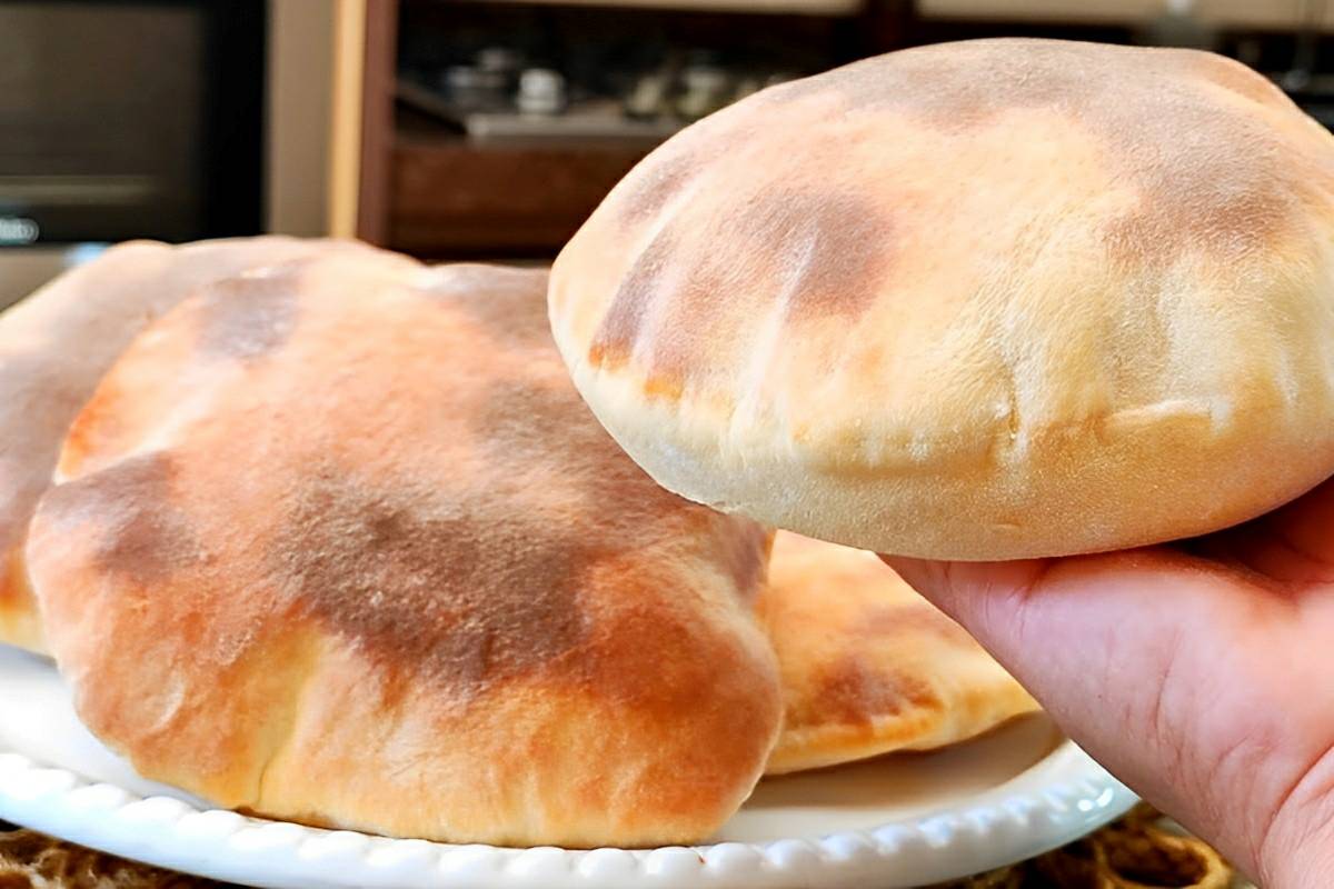 Pão sírio caseiro feito na batedeira muito fácil de fazer e com resultado perfeito