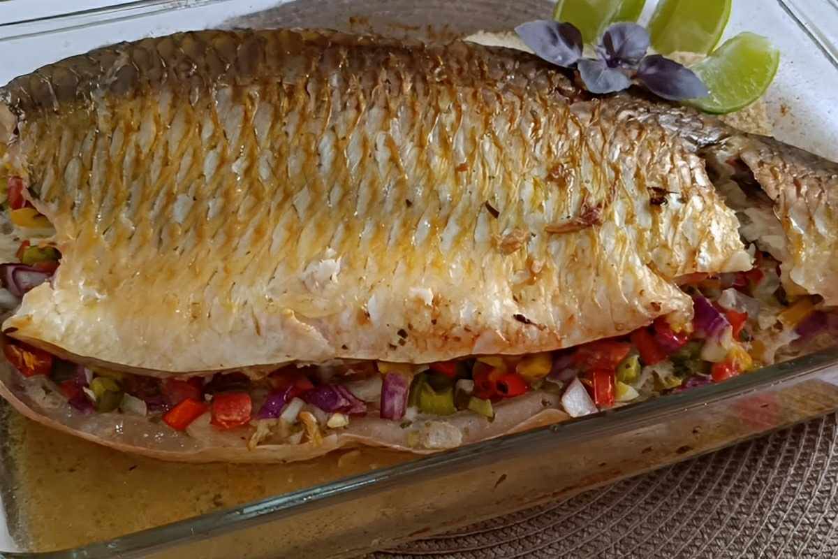 Peixe assado no forno com vinagrete leve delicioso e fácil de fazer