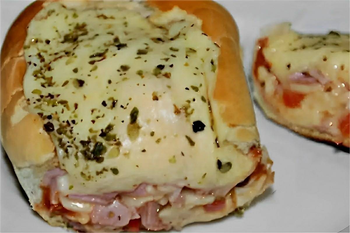 Pizza no pão francês super fácil e deliciosa é só passar molho no pão rechear e assar