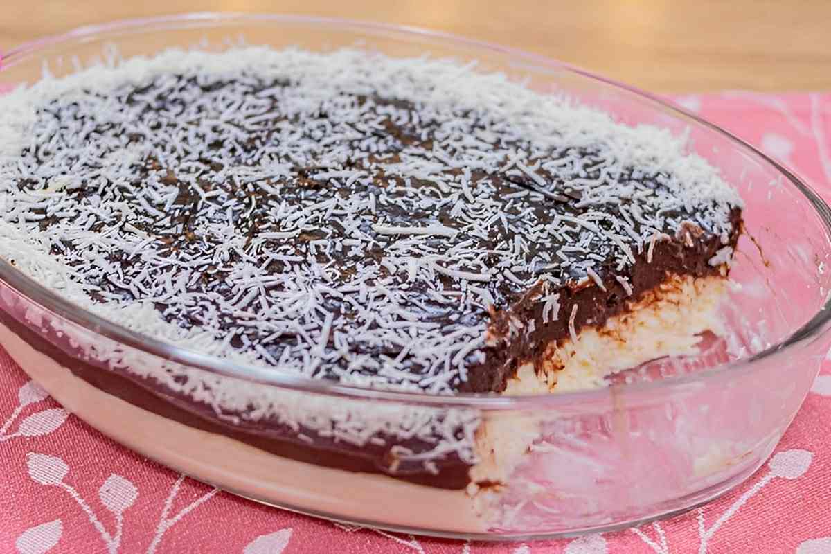 Prestígio gelado cremoso na travessa uma sobremesa simples e deliciosa