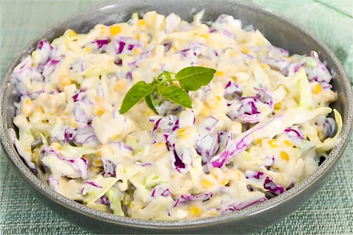 Salada de repolho cremosa e rápida basta misturar os ingredientes e servir em seguida