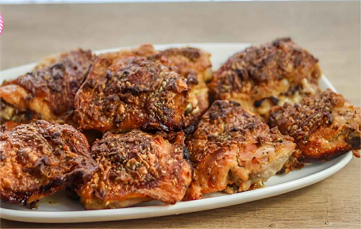 Sobrecoxa assada com creme de cebola e maionese simples fácil de fazer e deliciosa