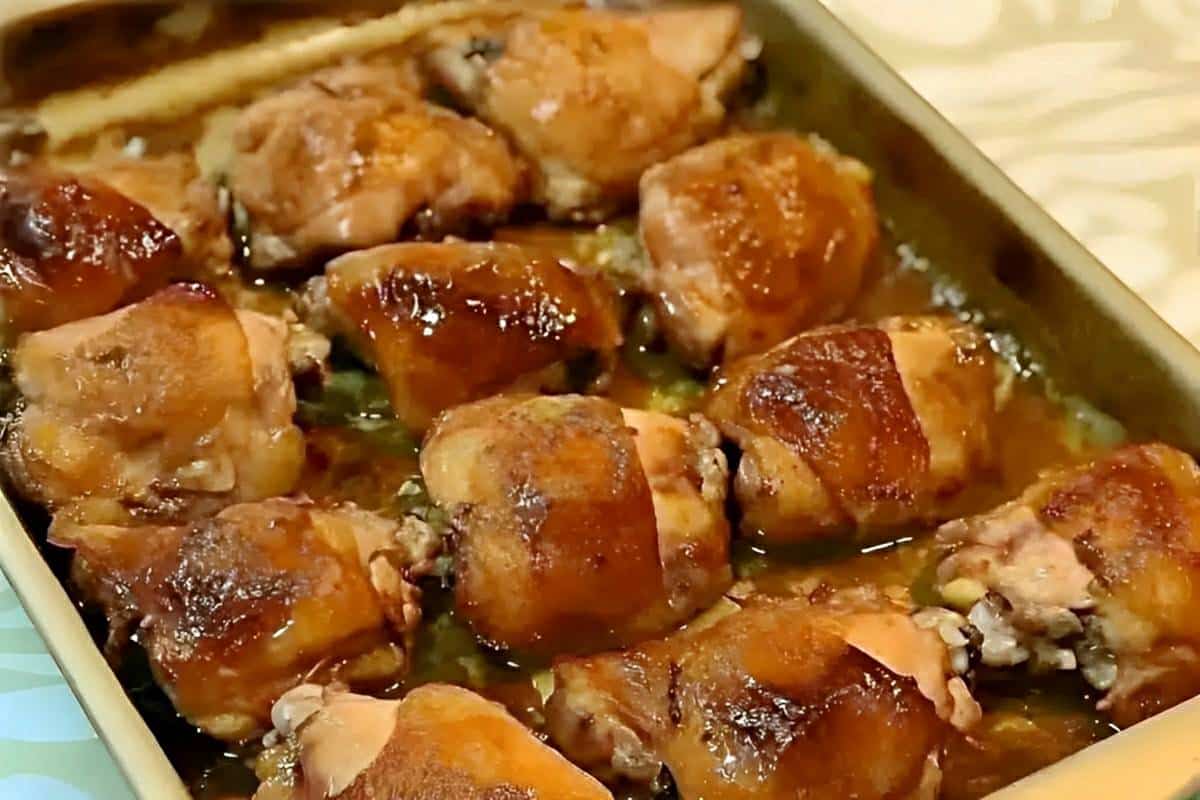Sobrecoxa de frango assada com tempero da fazenda muito fácil de fazer suculenta e saborosa