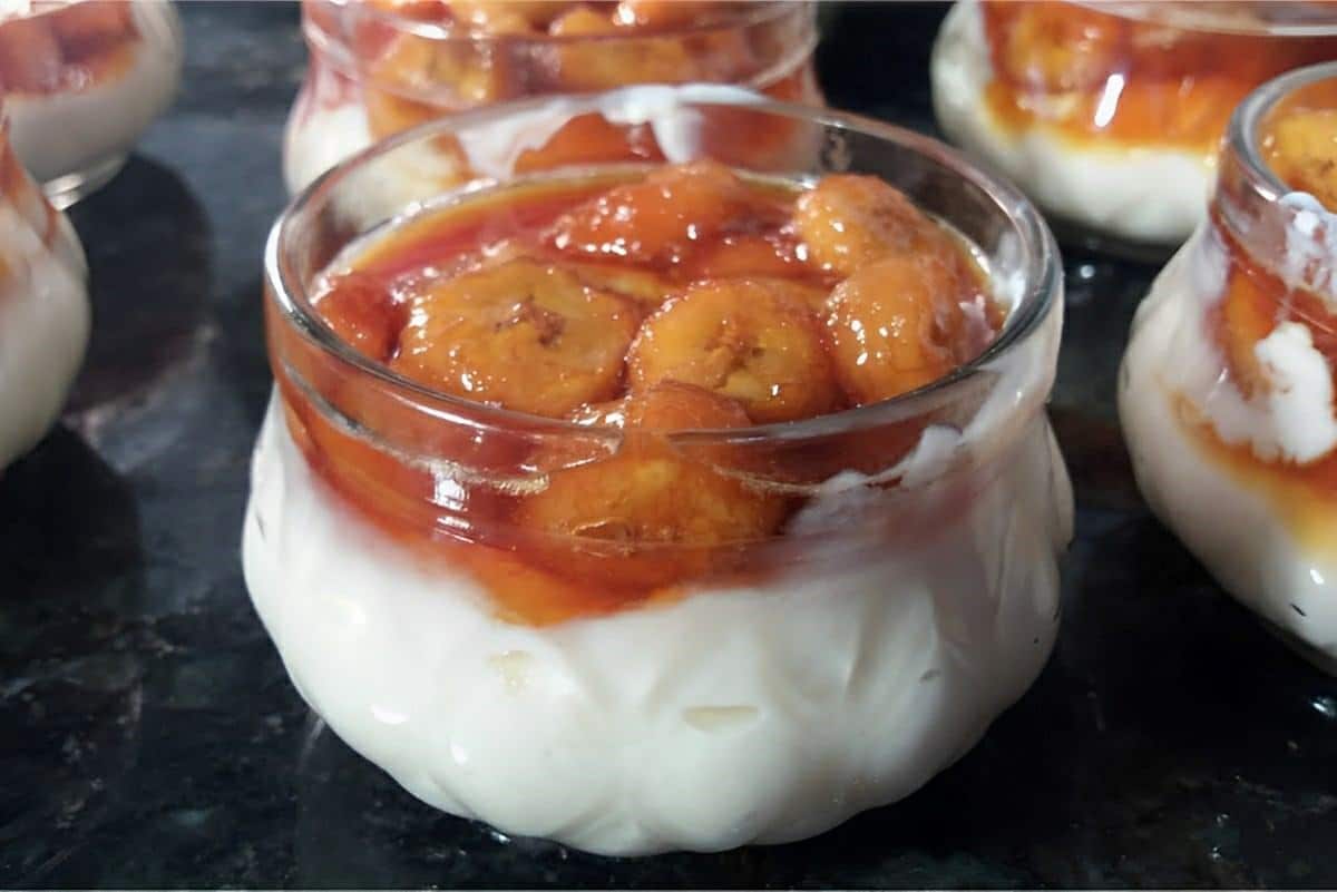 Sobremesa de banana na taça deliciosa charmosa e perfeita para qualquer ocasião