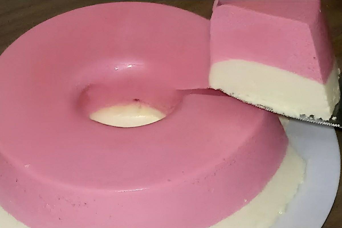 Misturei creme de leite com gelatina e fiz uma sobremesa de gelatina para o dia dos namorados