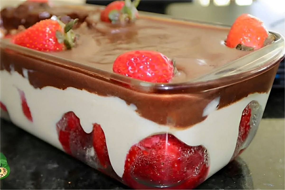 Sobremesa fácil de morango para o natal bem cremosa e com bastante chocolate