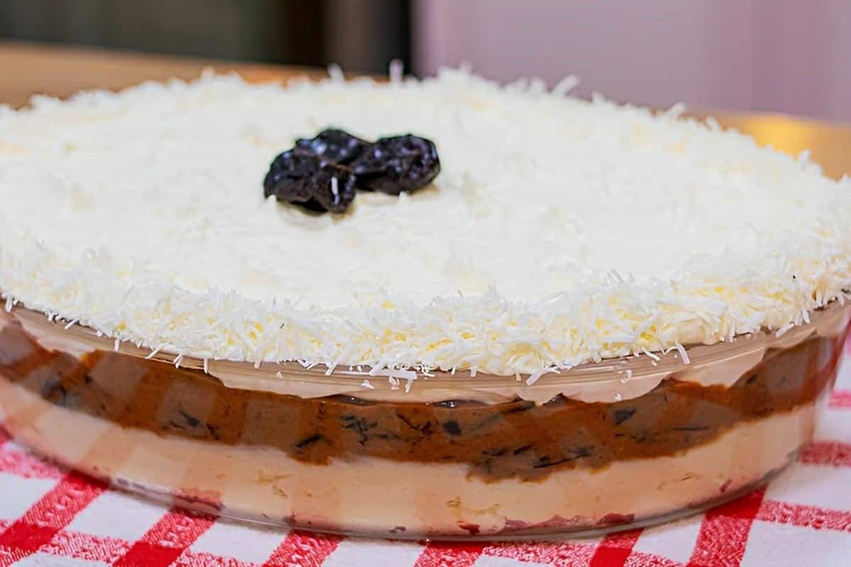 Sobremesa olho de sogra na travessa a deliciosa mistura de ameixa com doce de leite pra comer de colher