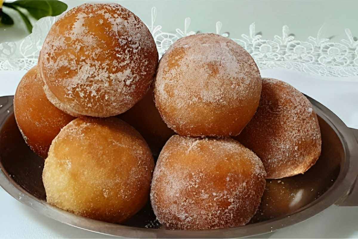 Sonho de padaria caseiro com recheio de goiabada fofinho delicioso e perfeito para o lanche