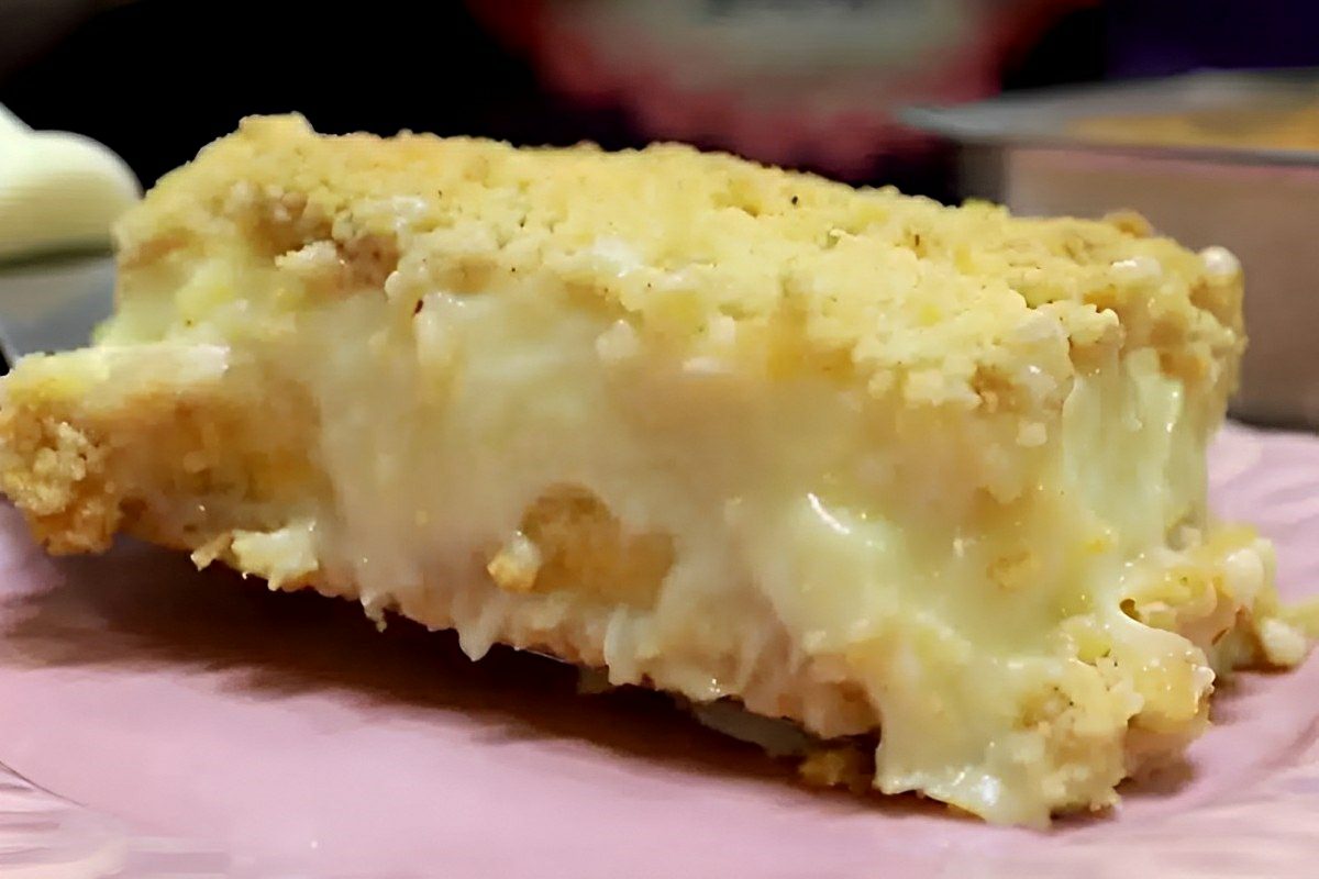 Torta de banana com farofa uma sobremesa deliciosa para o seu fim de semana