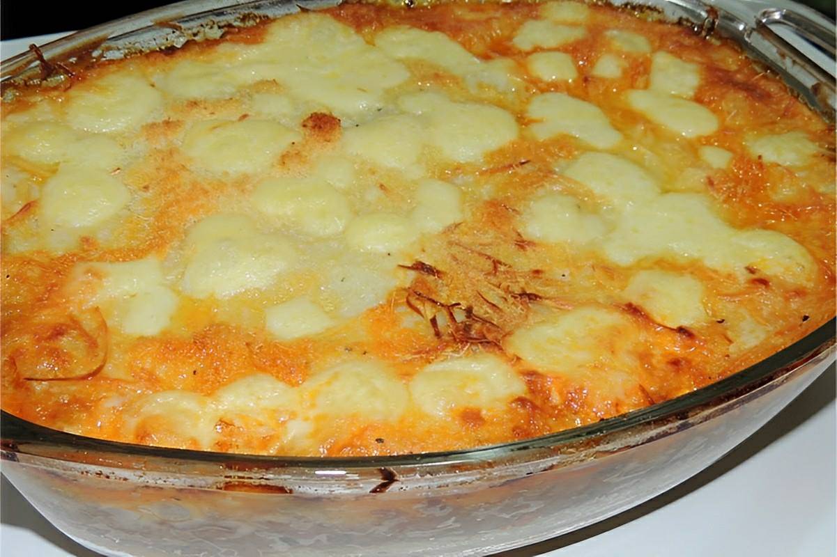 Torta de batata ao forno com recheio de carne moída deliciosa e perfeita para servir no almoço ou jantar