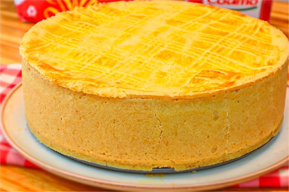 Torta de frango com massa deliciosa e recheio de frango cremoso perfeito para o lanche