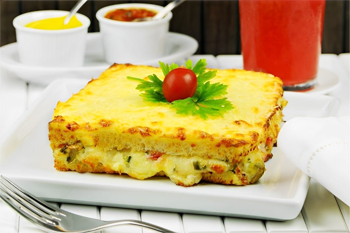 Torta gratinada salgada com pão de forma muito saborosa e perfeita para o lanche