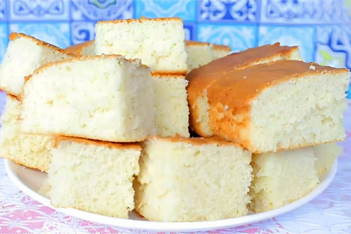 Bolo de trigo simples e delicioso para o café ou para rechear e cobrir como quiser
