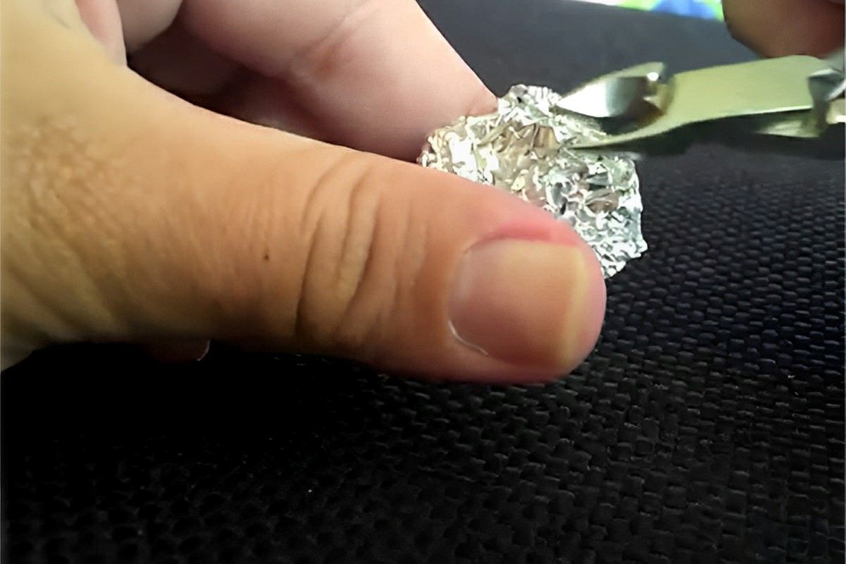 Fiz uma bola de papel alumínio e usei pra amolar alicate de unha e ficou perfeito