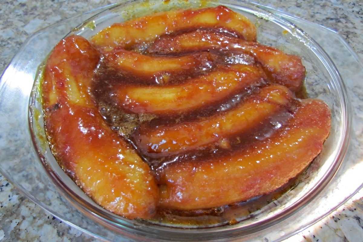Banana caramelada na travessa uma sobremesa que dá água na boca sem gastar muito