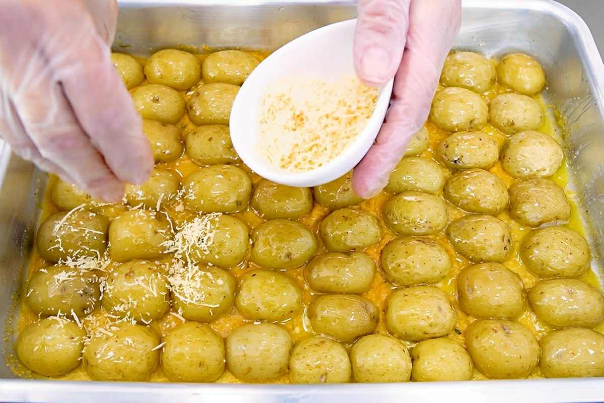 Batata assada com crosta de parmesão e manteiga deliciosa e perfeita para o almoço ou jantar