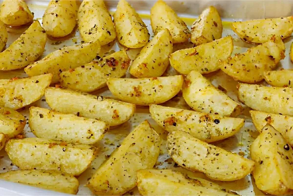 Batata assada crocante e saborosa perfeita para acompanhar qualquer tipo de prato
