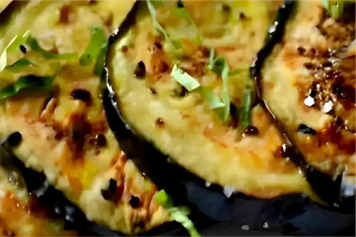 Berinjela assada que pode ser feita no forno ou na AirFryer prática e deliciosa para a refeição do dia a dia