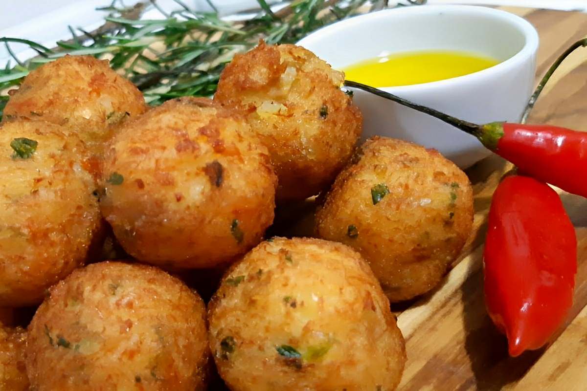 Com apenas 500 gramas de bacalhau fiz 80 unidades de bolinho de bacalhau da melhor qualidade