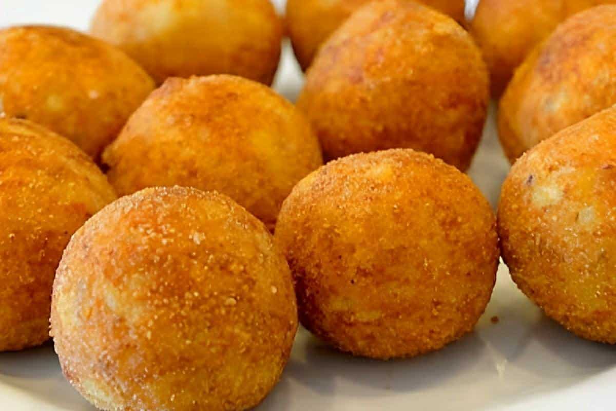 Bolinho de batata frito com recheio de muçarela fácil de fazer e derrete na boca