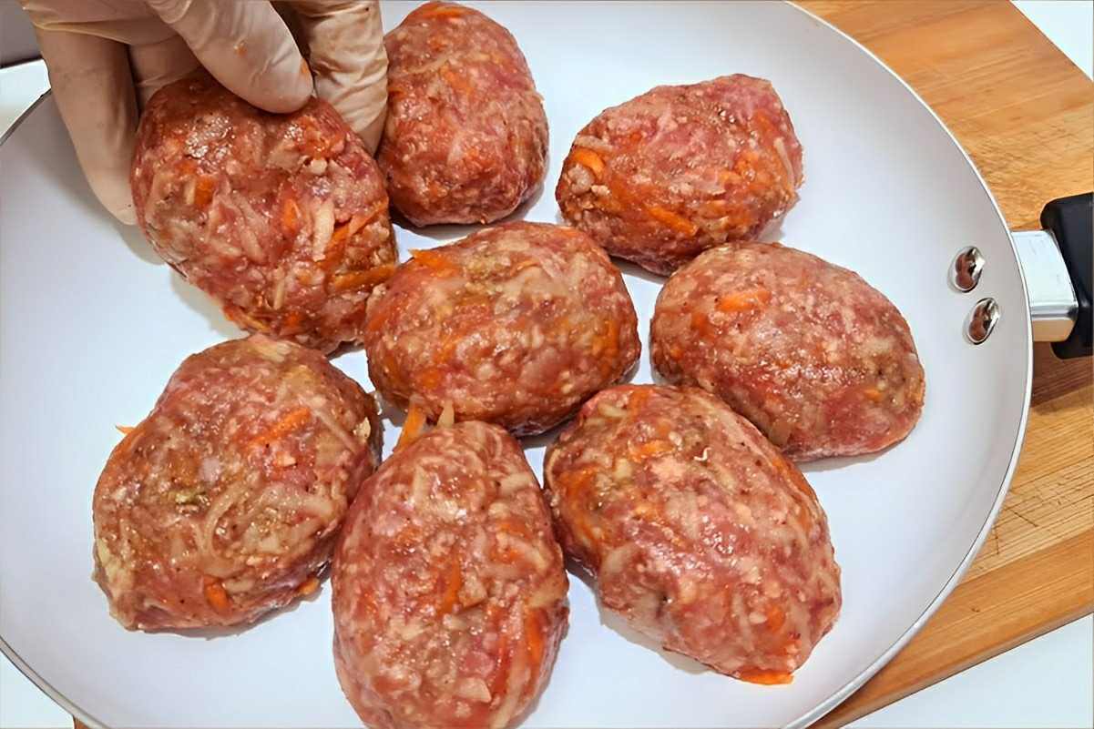Bolinho de carne moída na frigideira simples e prático