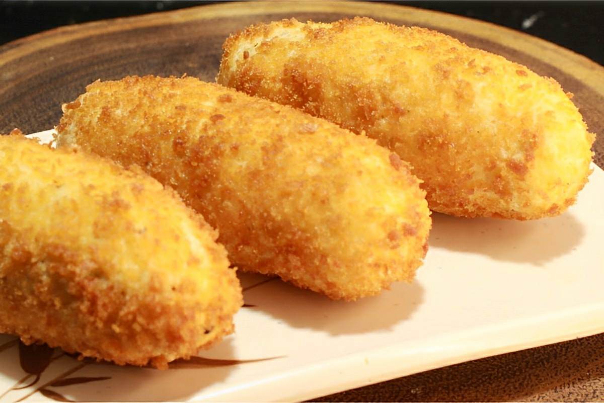 Bolinho de mandioca crocante recheado com calabresa muito saboroso e fácil de fazer