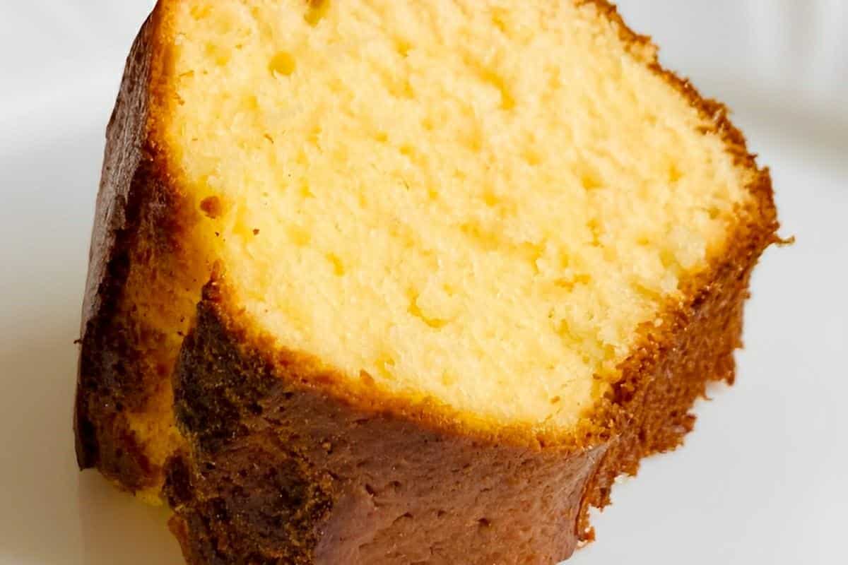 Bolo amanteigado de liquidificador muito simples e fácil de fazer para o seu lanche da tarde