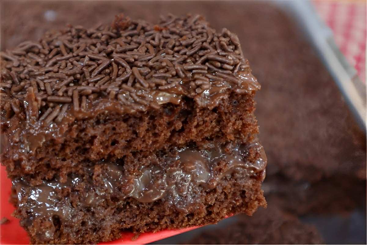 Bolo brigadeiro molhadinho delicioso e perfeito para as férias da criançada