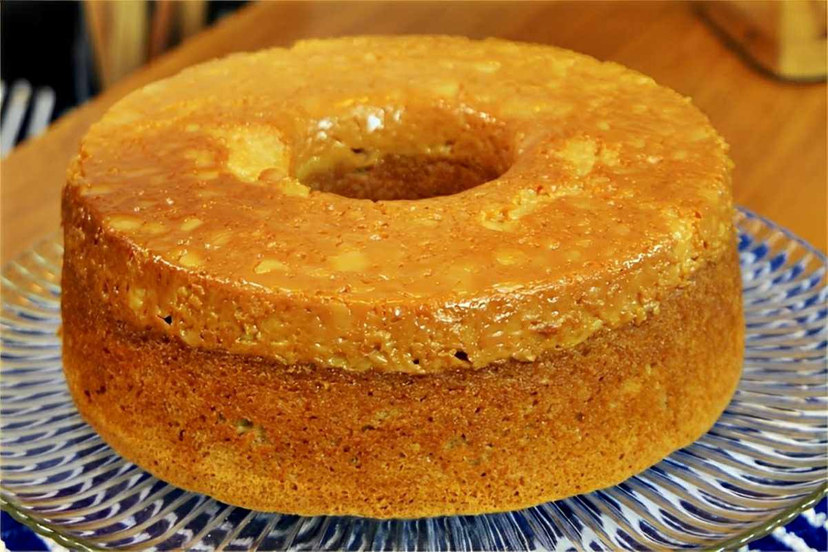 Joguei leite condensado no fundo da forma e fiz um bolo churros invertido maravilhoso