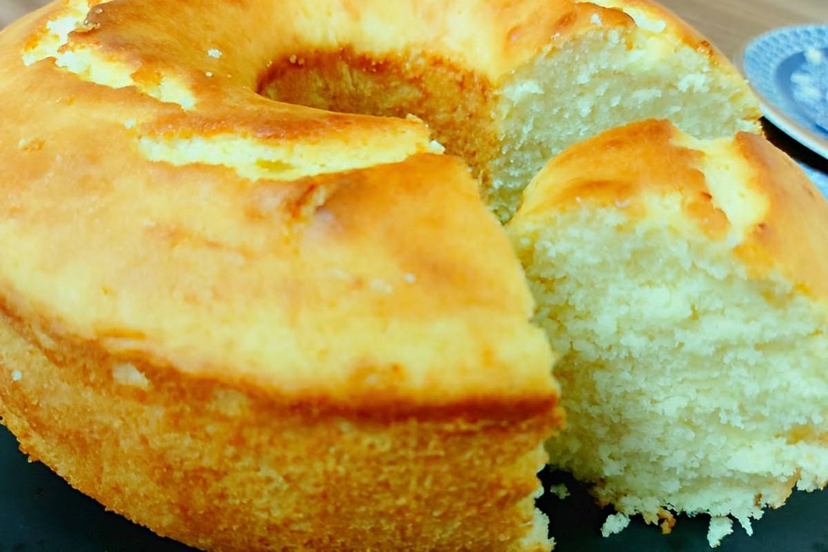 Bolo de 1 ovo só batido à mão econômico fácil de fazer e delicioso