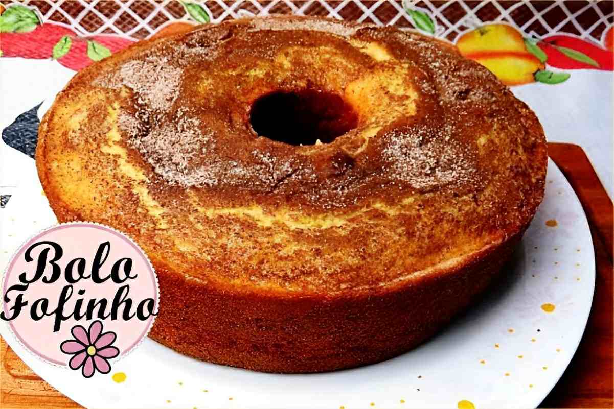 Bolo de banana com cobertura de açúcar e canela simples fofinho e muito fácil de fazer