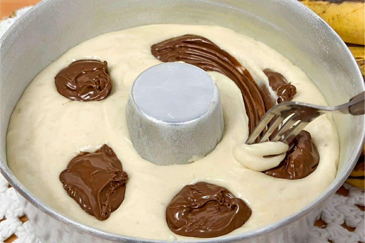 Bolo de banana com creme de avelã feito no liquidificador delicioso e muito fácil de fazer