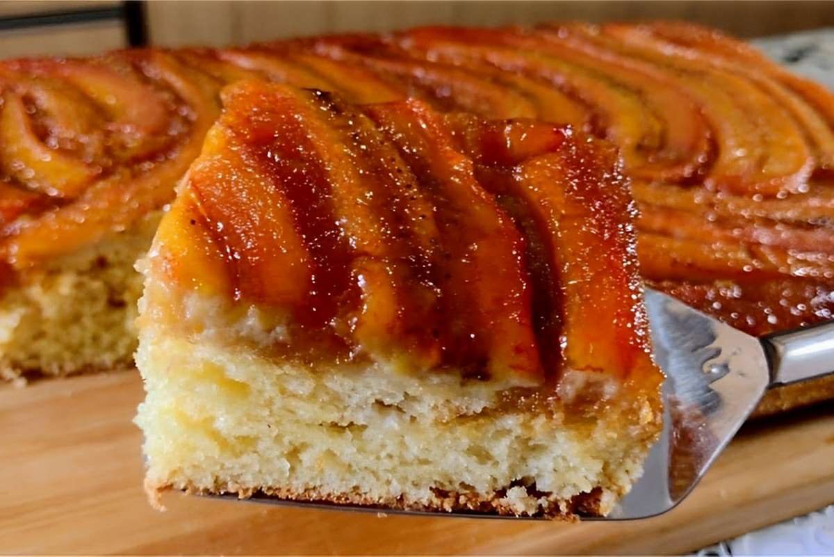Bolo de banana caramelada de liquidificador delicioso e perfeito para o lanche da tarde