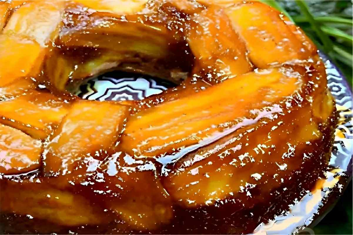 Bolo de banana caramelizada de liquidificador até quem não sabe cozinhar consegue fazer essa delícia