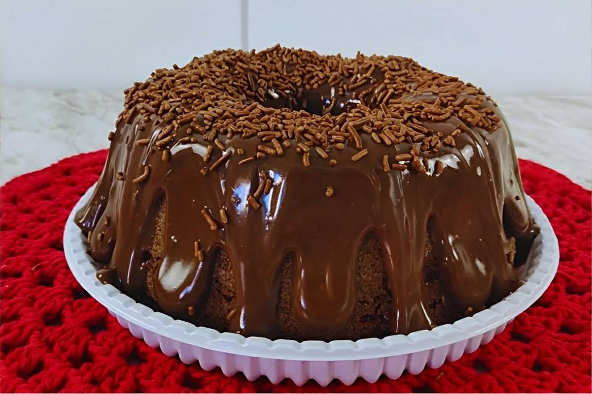 Bolo brigadeiro simples e fácil batido à mão perfeito para as férias escolares