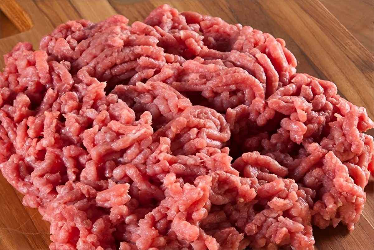 Misturei carne moída com linguiça toscana e fiz um bolo de carne assado delicioso