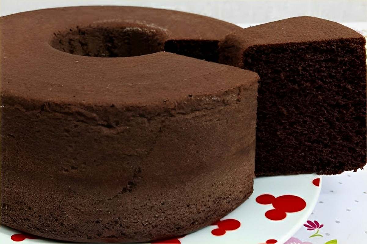 Bolo de chocolate de liquidificador simples fofinho e delicioso para colocar a cobertura que quiser