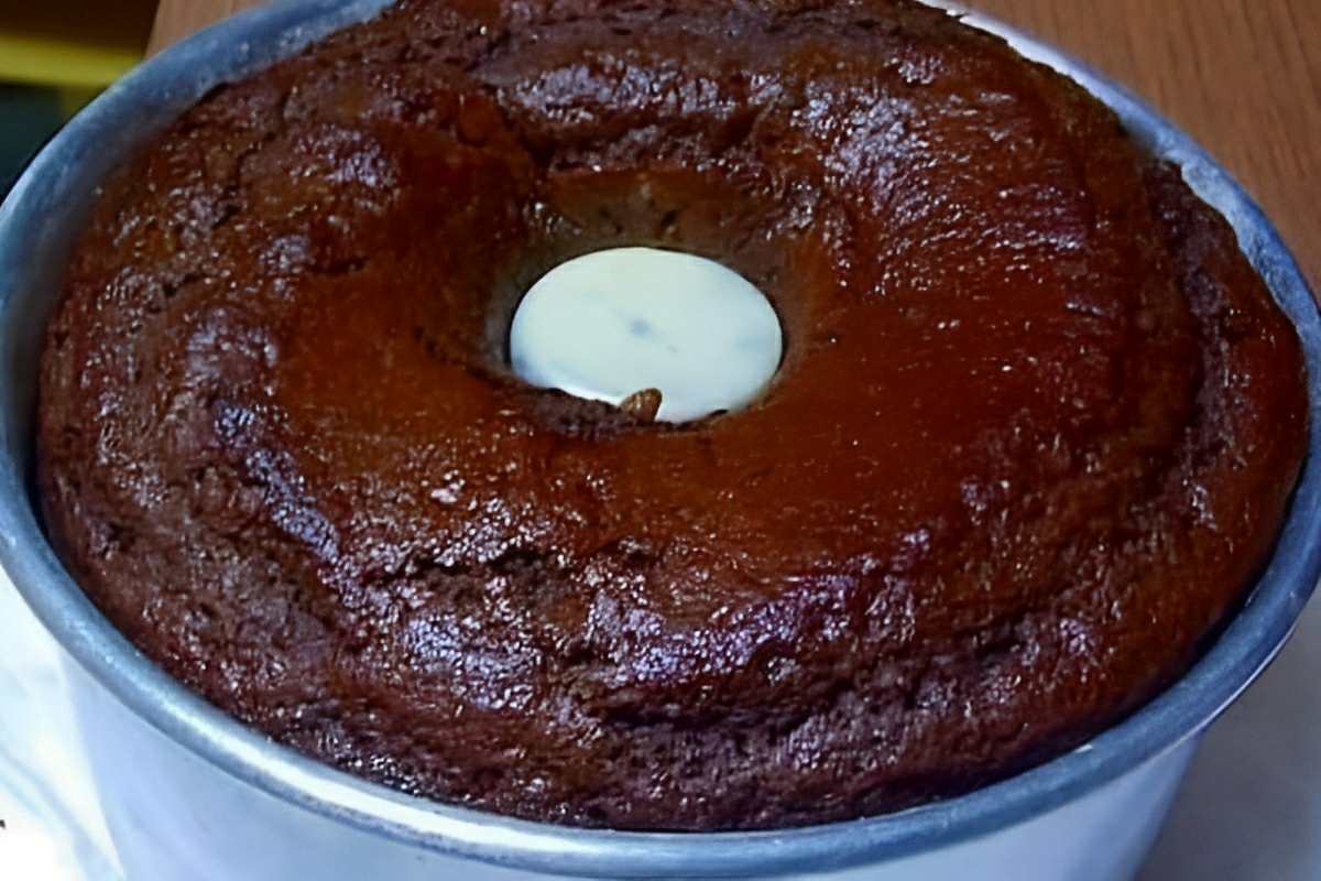 Bolo de chocolate fofinho de liquidificador é só bater os ingredientes levar para assar e servir