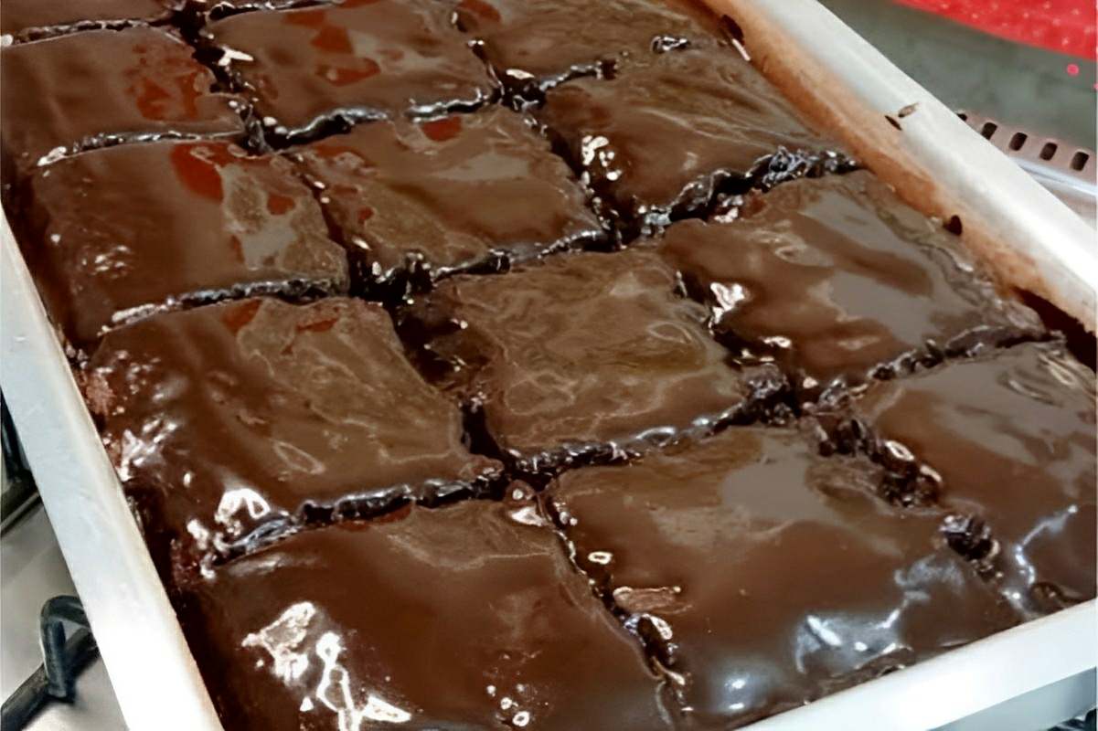 Bolo de chocolate mais fácil do mundo feito no liquidificador a criançada adora