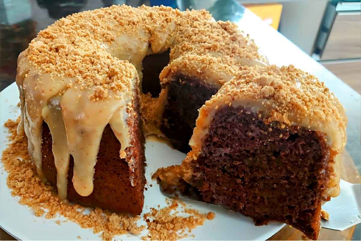 Bolo de chocolate que já sai do forno recheado com paçoca uma novidade deliciosa para as festas julinas